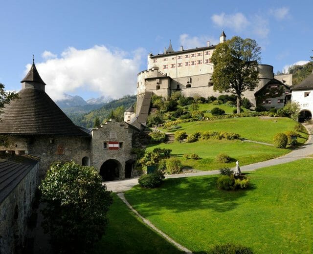 Burg Hohenwerfen @ Salzburg Burgen & Schlösser Středověký hrad Hohenwerfen nabízí prohlídkové okruhy s audioprůvodcem i v češtině