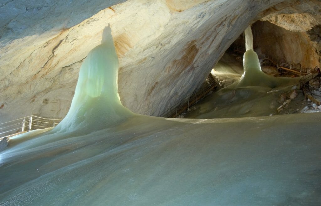 Rozmanité ledové útvary nejrůznějších velikostí se nacházejí v labyrintu největší ledové jeskyně ve Werfenu v Salcburském sportovním světě