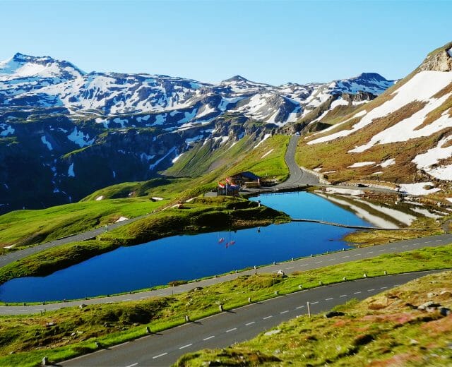 Großglockner Hochalpenstraße 01 @ GROHAG Horské jezírko Fuscher Lacke v nadmořské výšce 2 262 metrů, mezi zákrutami Grossglocknerské silnice a ledovcovými vrcholy