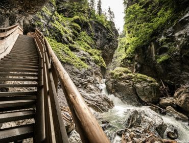 Lichtenštejnská soutěska v okrese St. Johann im Pongau v Salcbursku. Na návštěvu jedné z nejhlubších a nejdelších roklin v Alpách rozhodně jen tak nezapomenete.