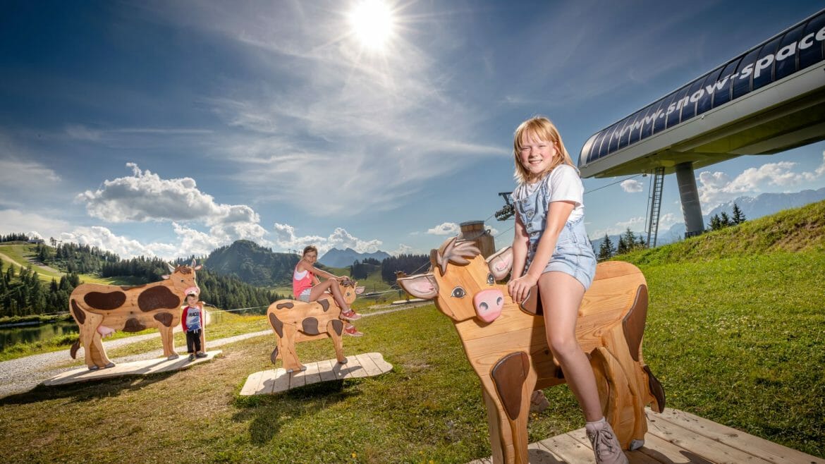 Stezka s názvem Kuhbidu s tématem domácích zvířat pro děti v horách v Salcburském sportovním světě