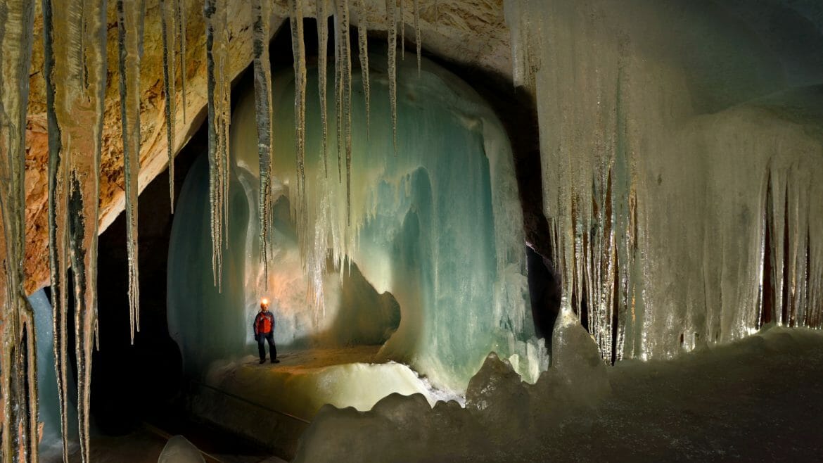 Obrovské rampouchy visí ze stěn největší ledové jeskyně světa ve Werfenu
