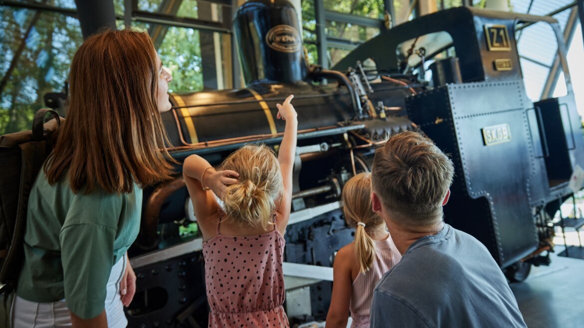 Rodina se dvěma dětmi obdivuje historickou zubačku Schafbergbahn.