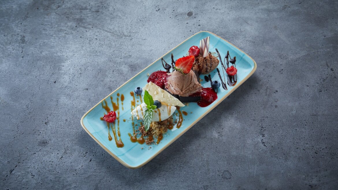 V EQ pod Schafbergem si pochutnáte © Salzburg AG Tourismus GmbH Čokoládová a vanilková zmrzlina s lesním ovocem, omáčkami a ozdobami v restauraci EQ (Zvětšený pohled)