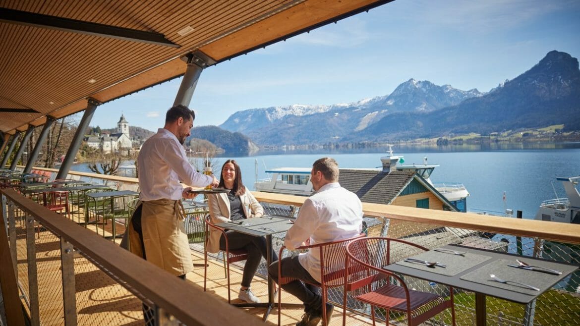Restaurace EQ "ErlebnisQuartier" na břehu Wolfgangsee nabízí nádherný výhled na jezero i kulinářské speciality