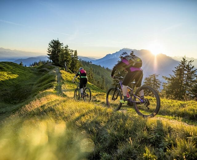 Stoneman Taurista Jízda na kole v horách při východu slunce s pohledem na vrcholy okolních hor