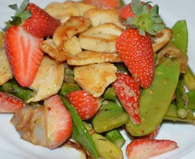 Smažené kuřecí nudličky servírované na opečeném chřestu, s hráškovými lusky, smetanou a balzamikovým octem