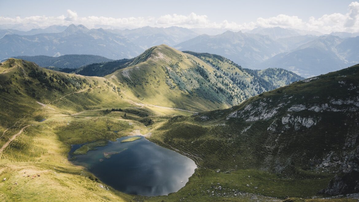 Dvanáctá etapa dálkové trasy Hohe Tauern Panorama Trail s jezerem Hundsteinsee mezi horami