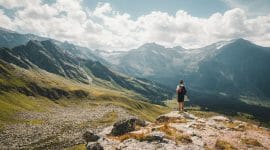 Vyhlídková stezka Vysoké Taury vede od Krimmelských vodopádů do údolí alpských pastvin a otevírá úchvatné výhledy na nejvyšší hory Rakouska.