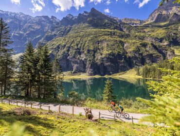 Cyklisté na gravel kole v Mitersillu u Hintersee