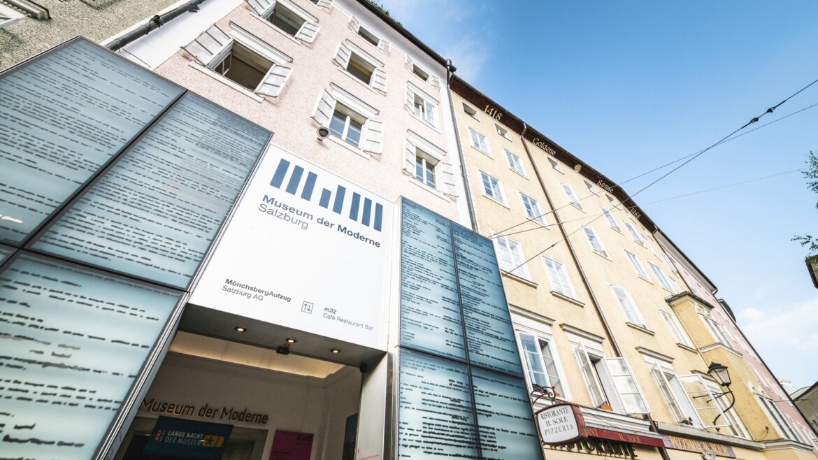 Z centra rychle a pohodlně na Mnišskou horu © Salzburg AG Tourismus GmbH Informační tabule Museum der Moderne Salzburg s moderními skleněnými panely, u vchodu k výtahům MönchsbergAufzug. (Zvětšený pohled)