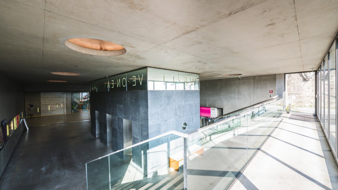 Moderní interiér výtahů na Mönchsberg © Salzburg AG Tourismus GmbH Moderní interiér budovy s betonovými stěnami, skleněným zábradlím MönchsbergAufzug. (Zvětšený pohled)