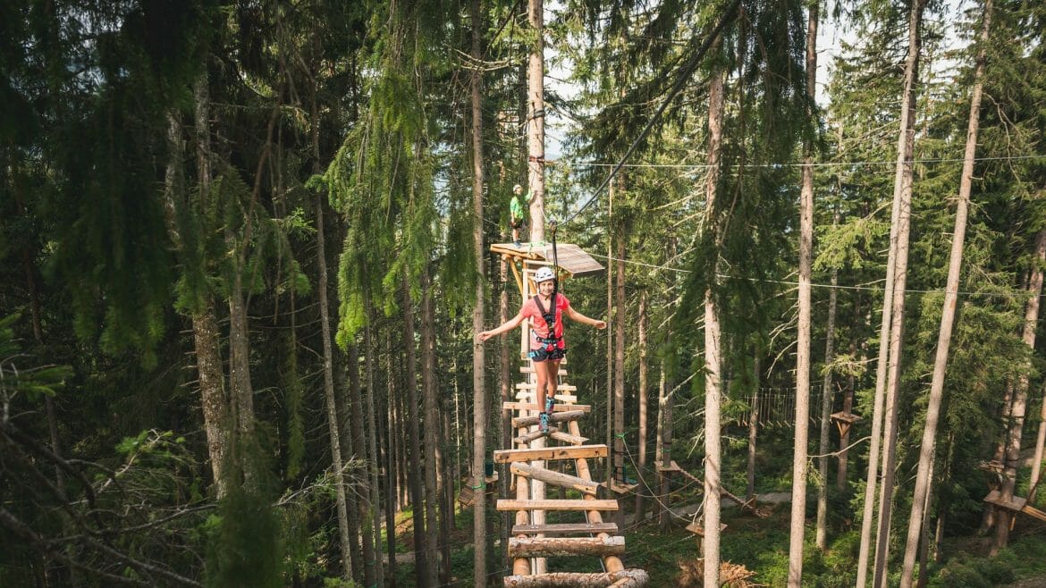 Hochkönig nabízí spoustu volnočasových atrakcí, jako lanový park Natrun s cestami vysoko mezi stromy