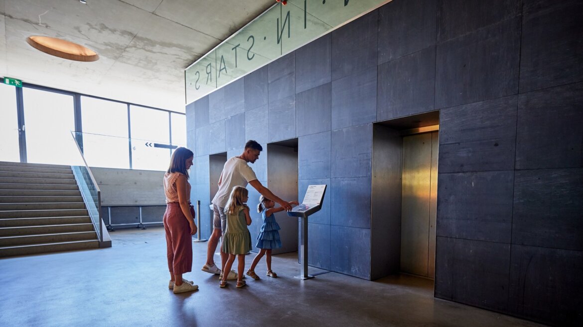 Za vyhlídkami nad Salcburkem se dostanete třemi rychlovýtahy © Salzburg AG Tourismus GmbH Rodina u výtahu MönchsbergAufzug ve vstupní hale (Zvětšený pohled)