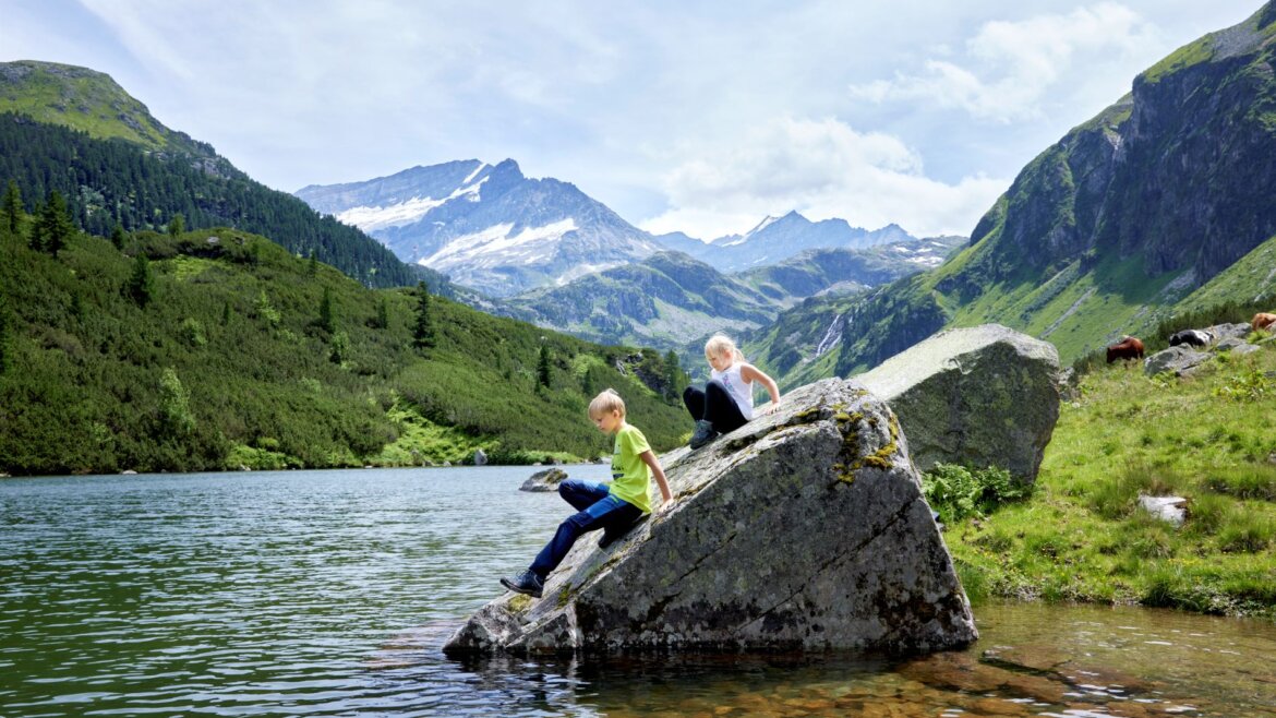 Jezero Schwarze Lacke ve Stubachtalu s pohledem na vrcholy Národního parku Vysoké Taury