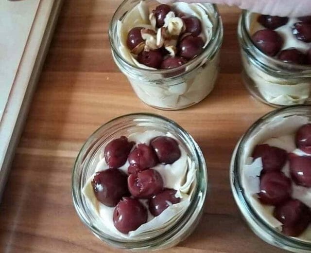 Netradiční pojetí moučníku z listového těsta, tvarohu, čerstvého sýra a třešní zapečených ve sklenicích