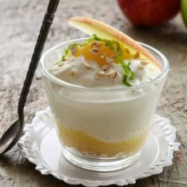 Dezert z jablečného pyré, tvarohu a jogurtu