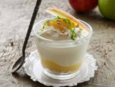 Dezert z jablečného pyré, tvarohu a jogurtu