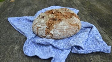 Rustikální taurský chléb ze speciální žitné mouky má křupavou kůrku a obsahuje velké množství cenných látek
