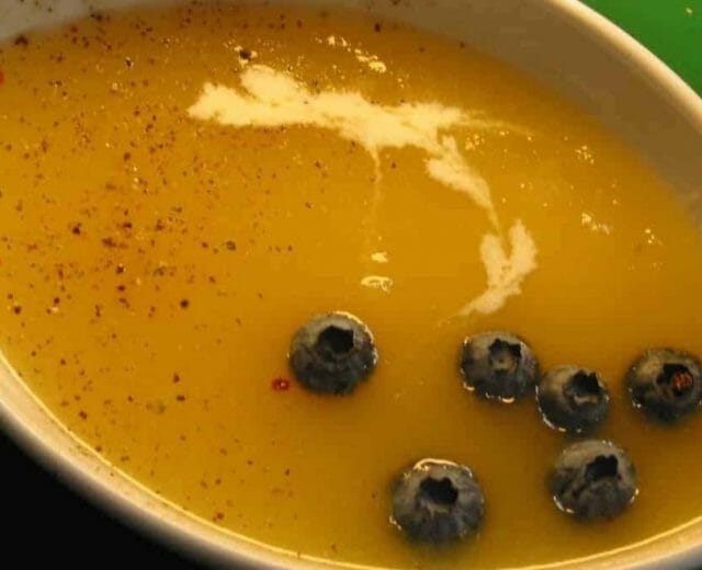 Osvěžující jablečná polévka s borůvkami a pepřem