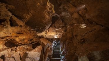 Schody v nitru jeskyně Lamprechtshöhle v Sankt Martin bei Lofer