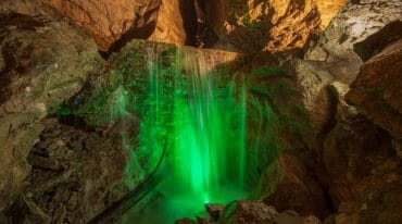 Jeskyně Lamprechtshöhle v Sankt Martin bei Lofer s magickým zeleným osvětlením