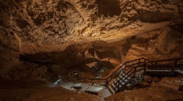 Jeskyně Lamprechtshöhle v Sankt Martin bei Lofer je považována za největší průchozí jeskyni světa, kterou protéká voda