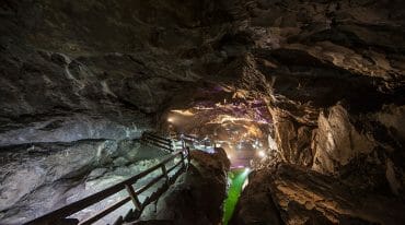 Jeskynní chodby s mnoha schody vedou do nitra tajemné Lamprechtshöhle