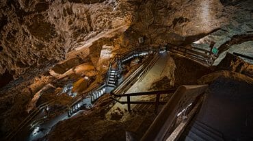 Jeskyně Lamprechtshöhle v Sankt Martin bei Lofer je považována za největší průchozí jeskyni světa, kterou protéká voda