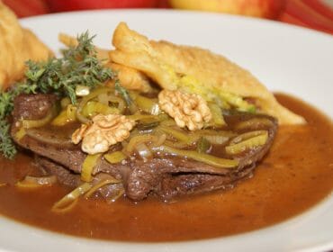 MW_1800_MH900_Q90_V150 Lahodné plátky ze srnčí kýty plněné směsí jablek a ořechů, pórková omáčka a smažené kapsičky plněné směsí zeleniny a slaniny