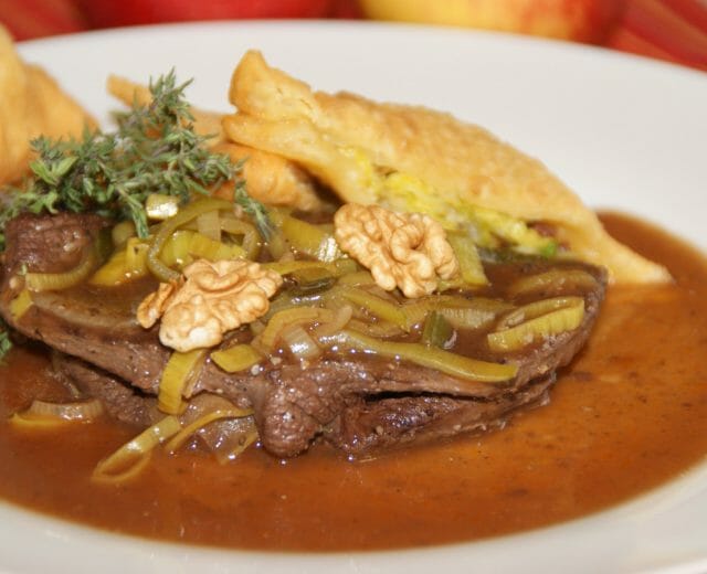 Lahodné plátky ze srnčí kýty plněné směsí jablek a ořechů, pórková omáčka a smažené kapsičky plněné směsí zeleniny a slaniny