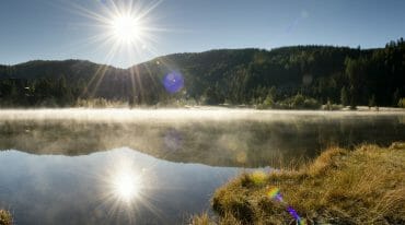 Bílá mlhovina se vznáší nad jezerem Prebersee a propůjčuje mu mystickou atmosféru.