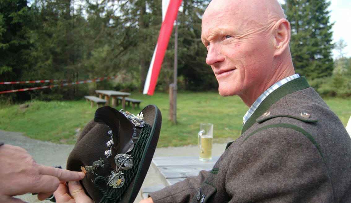 Peter Kröll, člen představenstva preberského střeleckého spolku, hrdě ukazuje zlatou čarodějnici
