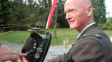 Peter Kröll, člen představenstva preberského střeleckého spolku, hrdě ukazuje zlatou čarodějnici