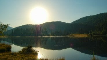 Působivá atmosféra začátku nového dne při východu slunce u malebného jezera Prebersee