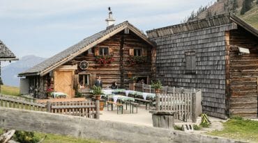 Dřevěná horská chata Erlbachhütte ve Stroblu získala ocenění jako nejlepší salaš roku 2018