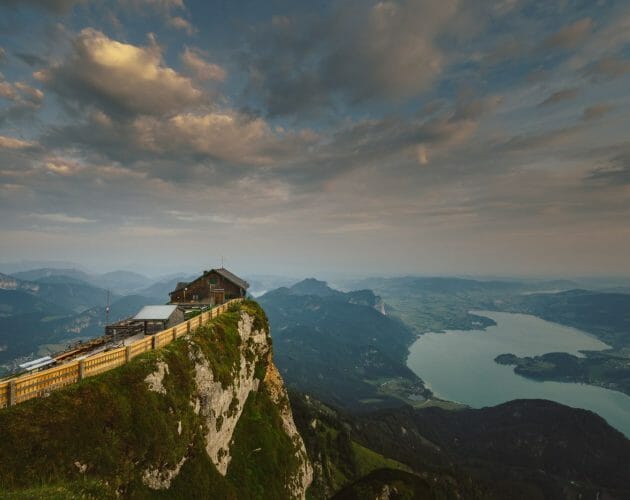 Vrchol hory Schafberg, odkud je úchvatný výhled na jezera a hory rakouské oblasti Salzkammergut