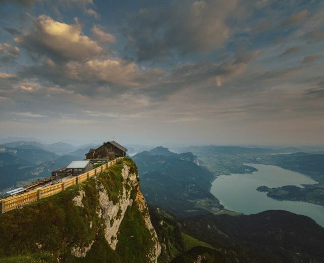 Vrchol hory Schafberg, odkud je úchvatný výhled na jezera a hory rakouské oblasti Salzkammergut