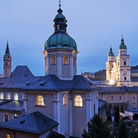 Klášter svatého Petra v Salcburku pochází ze sedmého století a nachází se zde sklípek z restaurací, kterou navštěvoval například Mozart nebo Goethe