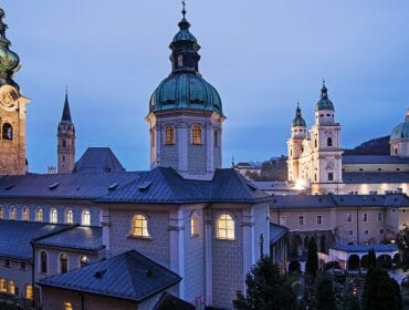 Klášter svatého Petra v Salcburku pochází ze sedmého století a nachází se zde sklípek z restaurací, kterou navštěvoval například Mozart nebo Goethe