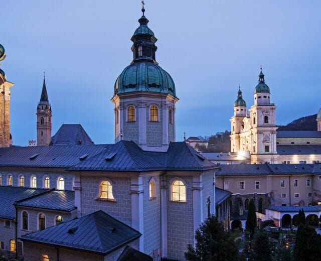 Klášter svatého Petra v Salcburku pochází ze sedmého století a nachází se zde sklípek z restaurací, kterou navštěvoval například Mozart nebo Goethe