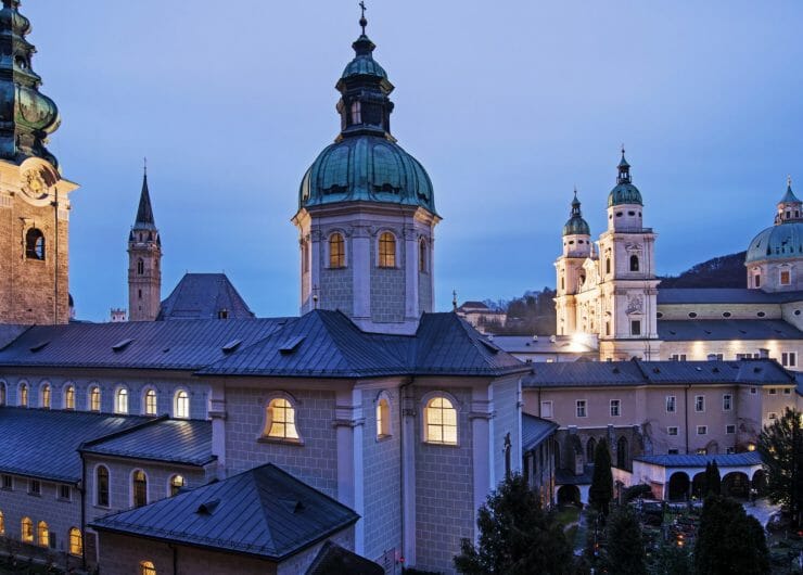 Klášter svatého Petra v Salcburku pochází ze sedmého století a nachází se zde sklípek z restaurací, kterou navštěvoval například Mozart nebo Goethe