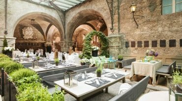 Gourmet Restaurant nabízí příjemné posezení v rozlehlých prostorách sklepů kláštera sv. Petra