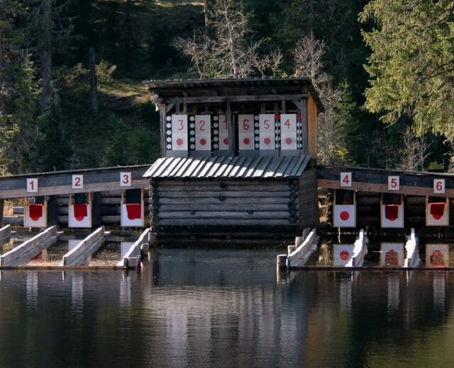 Dějiště speciální střelecké soutěže na odraz terčů ve vodní hladině tmavého slatinného jezera Prebersee v Salcburském Lungau