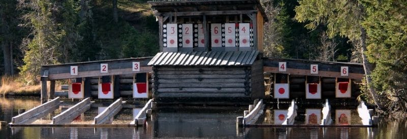 Dějiště speciální střelecké soutěže na odraz terčů ve vodní hladině tmavého slatinného jezera Prebersee v Salcburském Lungau