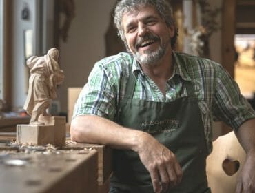 Řezbář Peter Volgger z Uttendorfu je uznávaným umělcem, který vytváří postavy z borového dřeva pro betlémy