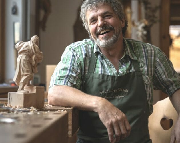 Řezbář Peter Volgger z Uttendorfu je uznávaným umělcem, který vytváří postavy z borového dřeva pro betlémy