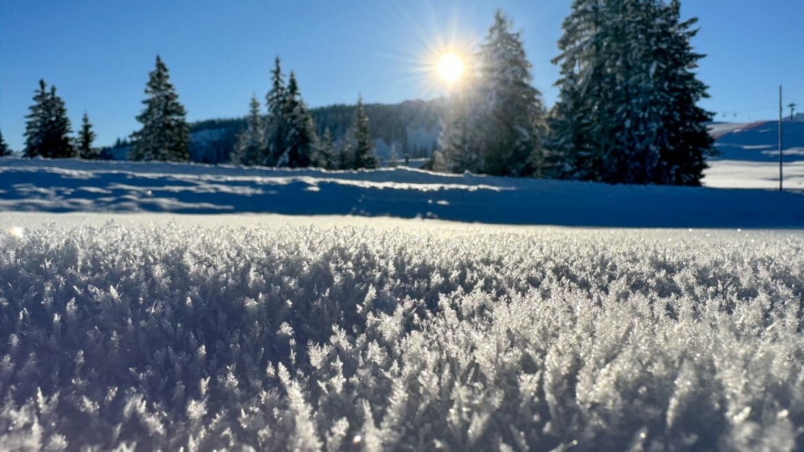 Krystalky sněhu třpytící se v zimním slunci v Almenwelt Lofer v Salcburském Saalachtalu