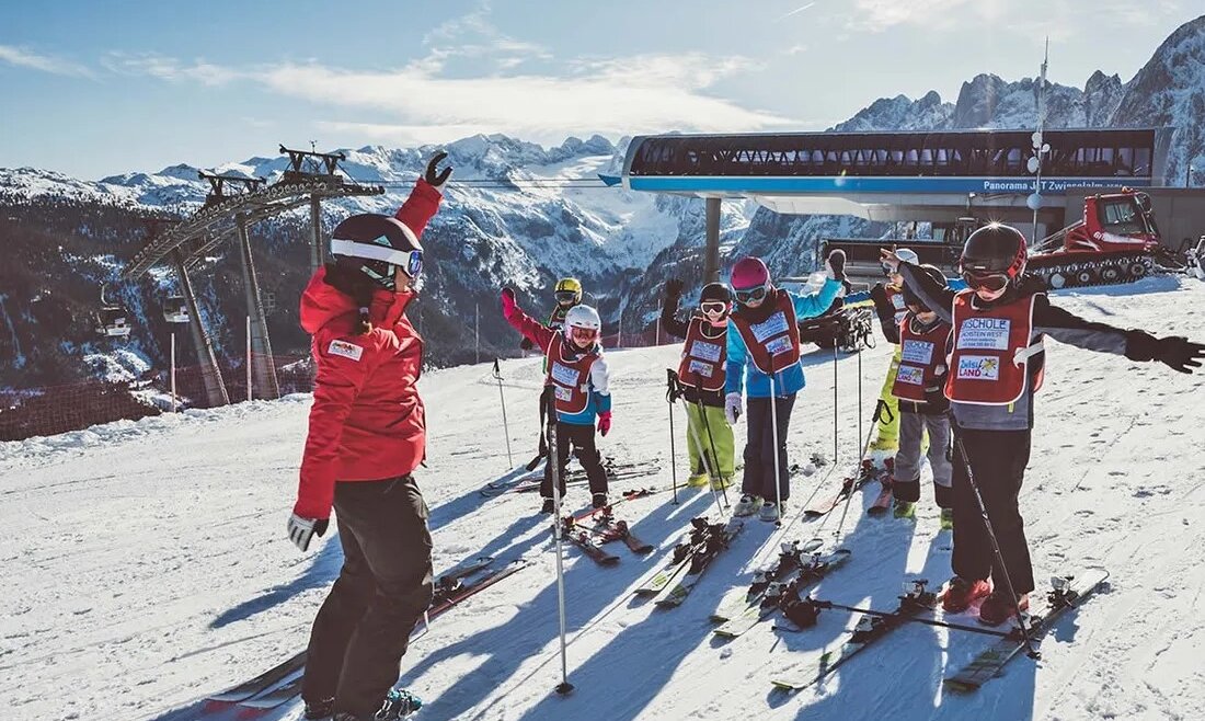 Lyžařská instruktorka s dětmi u Zwieselalm v Gosau