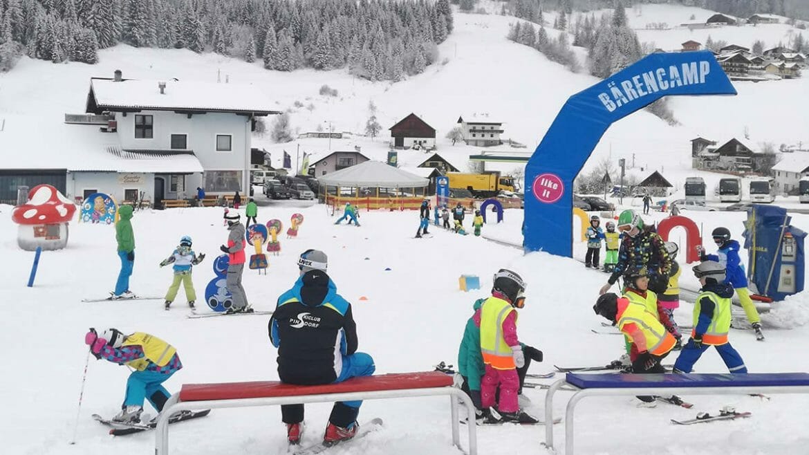 Dětský areál Bärencamp v Russbachu nabízí mnoho zábavy těm nejmenším lyžařům, kteří mohou na cvičné louce trénovat